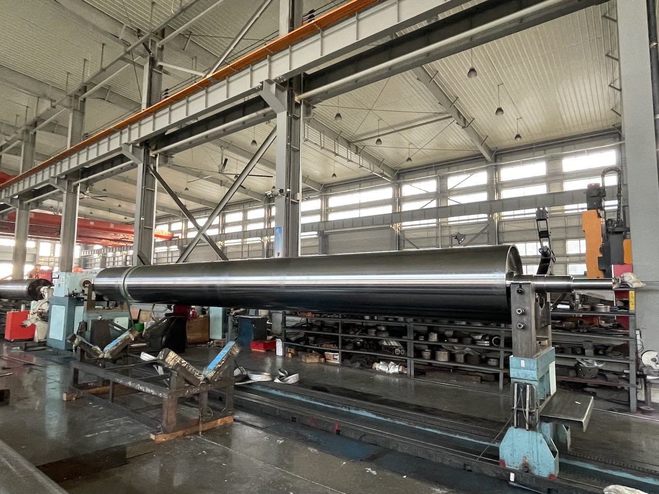 Herausführende Papierrollenmaschine